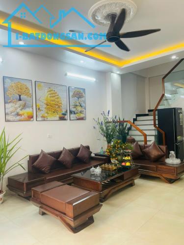 BÁN NHÀ 3 TỶ ,ĐƯỜNG TRẦN THÁNH TÔNG Ô TÔ ĐỖ CỬA NGÀY ĐÊM, 45 M2 x 3 TẦNG