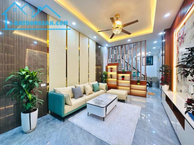 BÁN NHÀ 4 TẦNG NỘI THẤT ĐẸP, THOÁNG TRƯỚC SAU, Ô TÔ ĐỖ CỬA, TRUNG TÂM QUẬN ĐỐNG ĐA.