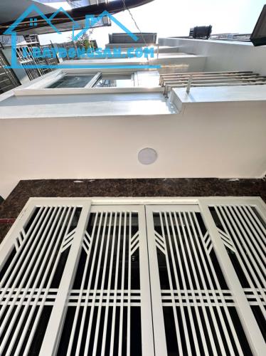 XUÂN LA 33M2 5 TẦNG MT 3.6M - LÔ GÓC - NHÀ ĐẸP - NGÕ 3M - Ô TÔ CÁCH 20M - FULL NỘI THẤT