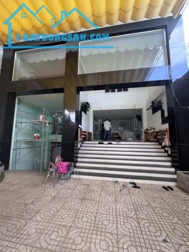 Tòa nhà MT Đường 42, Bình Trưng Đông – Dt 357m² x 6 tầng có hầm – 150tr/th