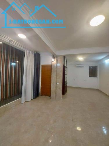 Bán Nhà Phố Lê Đại Hành, đối diện Vincom - 60m2 x 5 Tầng - Sổ riêng - 3 bước ra phố