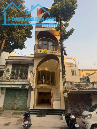 Nhà phố 3 lầu mặt tiền đường Trần Quang Khải gần sân vận động Cần Thơ - 26 tỷ