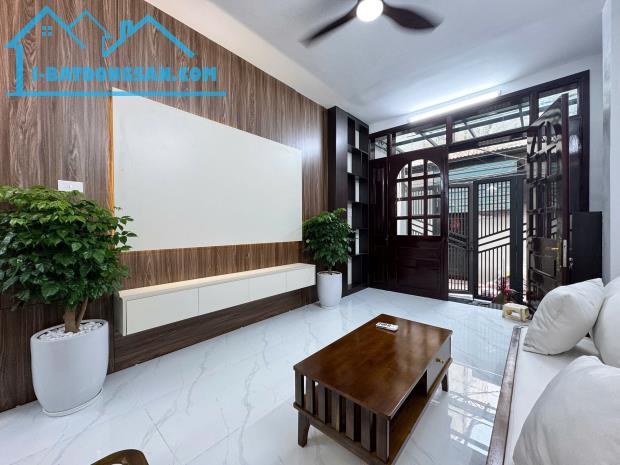 BÁN NHANH NHÀ ĐẸP NGÕ 140 NGỌC THỤY– 2 THOÁNG – Ô TÔ ĐỖ CỬA – FULL NỘI THẤT
