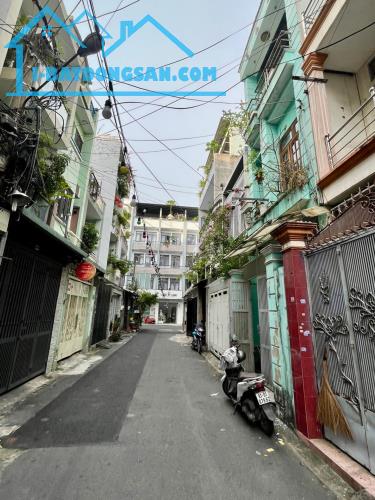 HXH 6m Đồng Xoài, thông chợ Hoàng Hoa Thám, 65m2, 3 tầng, 4PN, kiên cố, 9.8 tỷ TL