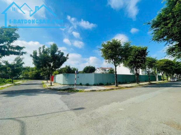 Bán Đất góc 3 Mặt Tiền 27x36m Khu sadaco Ven Sông Tân Phong Quận 7