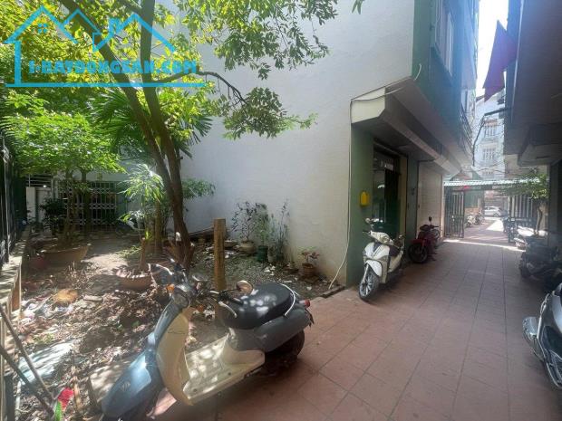 Bán đất Hồ Ba Mẫu 40m2, mặt tiền 4m ô tô đỗ cổng gần Hồ giá 12 tỷ hiếm Đống Đa