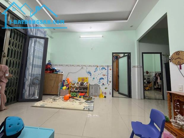 Bán gấp nhà đẹp hẻm Trương Công Định, Phường 8, TP Vũng Tàu, Ngang hơn 7m.