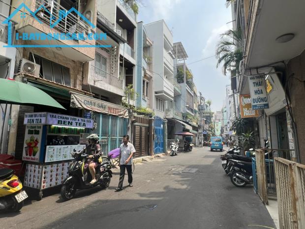 Lê Văn Sỹ, P.12, Quận 3 – hẻm xe tải thông ra Trường Sa, gần chợ và Nhà thờ Vườn Xoài.