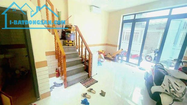 KTX Sinh viên 3 Tầng, 5 P.Ngủ, 6WC. Với 40 Giường cho doanh thu hơn 7%/năm