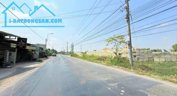 Bán đất mặt tiền tỉnh lộ 822, xã Tân Mỹ tdt 6700m2 ( 900m2 thổ) giá 35 tỷ