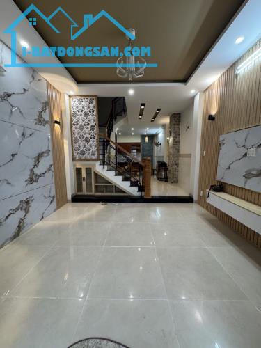 NHÀ ĐẸP HẺM XE HƠI SÁT MẶT TIỀN 3 TẦNG GẦN CC CHƯƠNG DƯƠNG 4,2X14 CHỈ 7,5 TỶ.