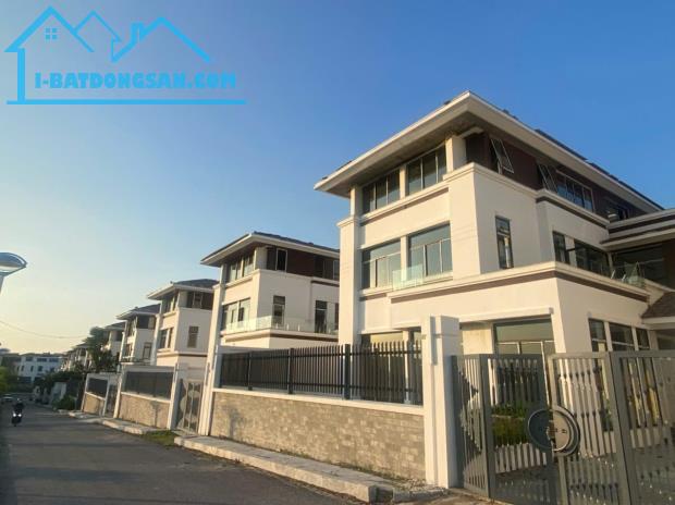 Cần bán gấp căn BT FLC Hạ Long. Giá chỉ hơn 9 tỷ. Lh: 0915 069 737(e. Hương)