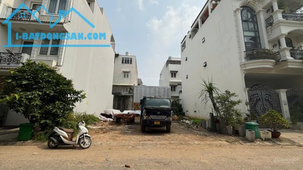 Bán Lô Đất Biệt Thự Ngay Chung Cư Bộ Công An. DT: 225m2 ( 13,5 x16,5)
