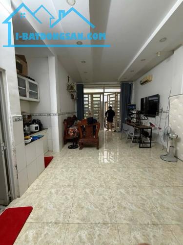Trần Văn Quang, vị trí đắc địa gần Âu Cơ, Lạc Long Quân