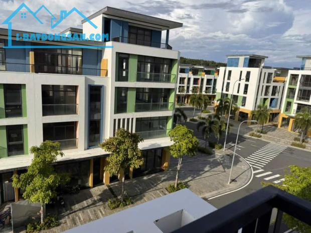 CHÍNH CHỦ BÁN GẤP NHÀ PHỐ LIỀN KỀ KĐT MEYHOMES CAPITAL TRUNG TÂM HỘI NGHỊ APEC