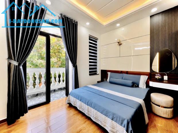 Bán Nhà Phố Thiết Kế Tân Cổ Điển Khu Đồng Bộ Đường Hoàng Bật Đạt, Phường 15, Quận Tân Bình