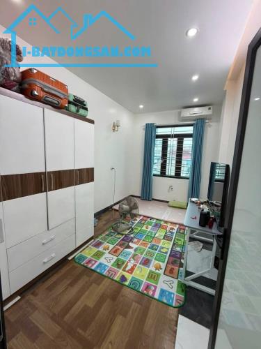 BÁN NHÀ 2 TỶ 300 TRIỆU, NGÕ NÔNG GẦN ĐƯỜNG TRƯỜNG CHINH , 45,1 M2 x 3 TẦNG