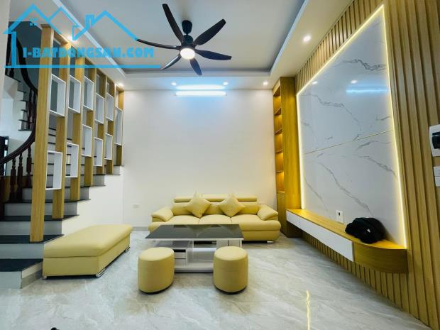 💥Nhỉnh 6 tỷ có ngay nhà 40m2, mặt tiền 10m - ô tô đỗ cửa ở Giải Phóng - Hoàng Mai💥