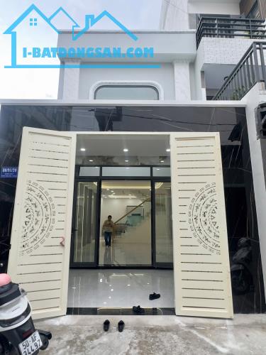 Nhà rộng, hẻm kinh doanh 8m, đối diện C/c Celadon, 6.2 tỷ