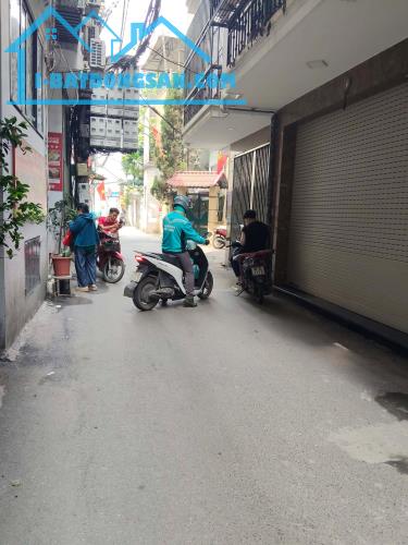 Bán nhà phố Võng Thị, quận Tây Hồ. DT 70m², 5 tầng, giá 16 tỷ. Gần Hồ Tây