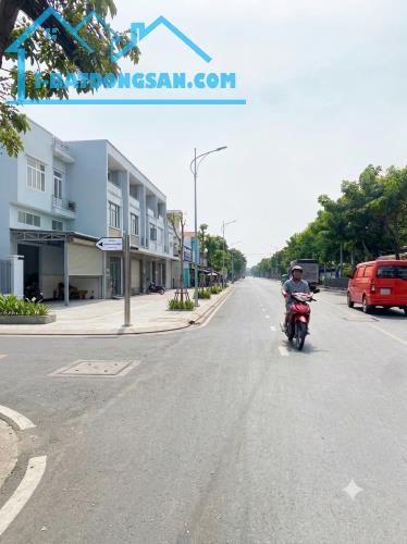 BÁN NHÀ XƯỞNG 2 TẦNG TỈNH LỘ 10 NGANG BỀ THẾ 27M 1300M2 DÒNG TIỀN 6000 TR/N