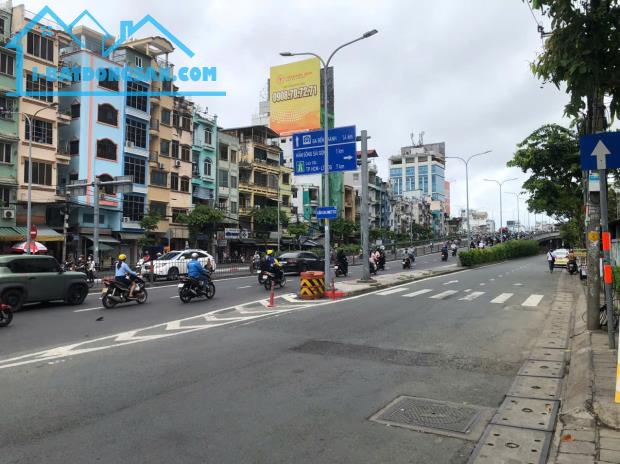 Bán Nhà Đường Đoàn Văn Bơ- Ngay Cầu Calmette Quận 4. DT:4,5 x28/ 3 tầng