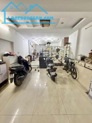 Bán gấp nhà đẹp Quận 3 cách mặt tiền chỉ 3 căn - Ngang lớn 4.2m rộng rãi - 5 tầng kiên cố