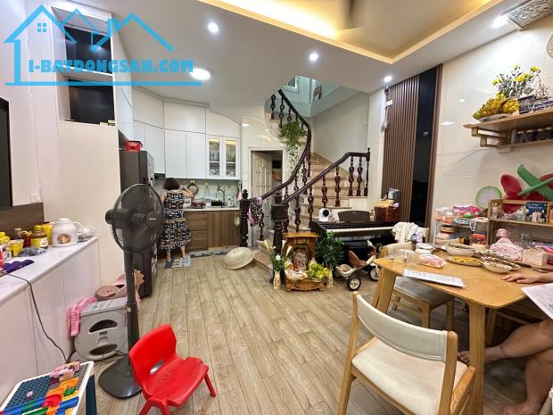 Bán Nhà Ngõ 230 Lạc Trung, 31/34m2 x 5 tầng, 3 bước ra oto - ngõ rộng, nhà đẹp - Sổ vuông