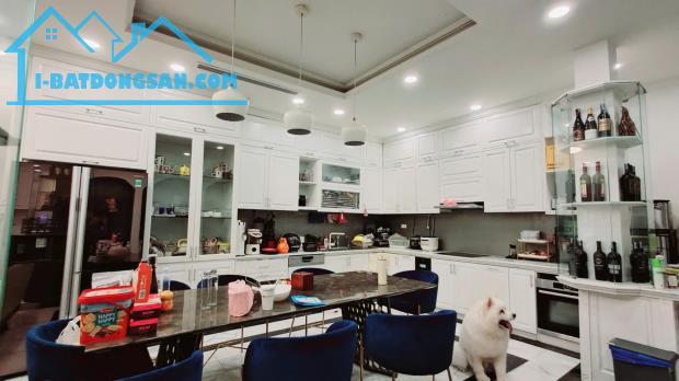 Hạ 3 tỷ bán nhà phố Nguyễn Đình Thi 92m2, 4 tầng đẹp, MT10m Gara ô tô 20m ra Hồ Tây