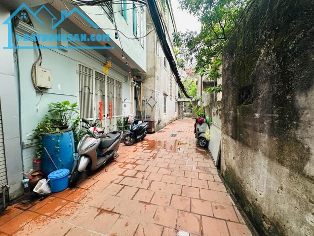 Bán nhà Bồ Đề Long BIên 10 tỷ hơn 50m lô góc dân xây