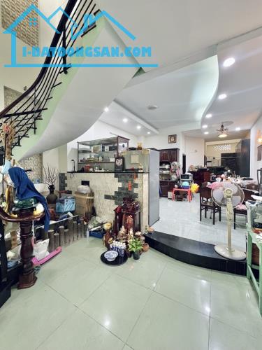 [D2571*] Khan hiếm nhà sân ô tô sát Ngã Tư Hàng Xanh, 134m2 giá 15.x tỷ