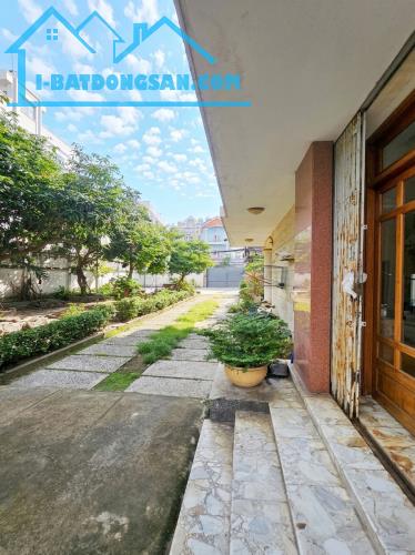 [D2577*] Biệt thự lô góc 586m2 sân vườn đẳng cấp, sát Gigamall Phạm Văn Đồng, giá 8x tỷ!