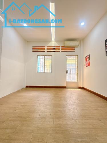 Bán nhà Lãnh Bình Thăng, Phường 8, Quận 11, xe hơi, 2 tầng, 32m, lô góc 2 mặt tiền, chỉ 5,