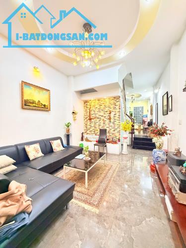 Bán gấp nhà hẻm ô tô vào nhà đường Cách Mạng Tháng 8 - 64m2 (4x16) sổ A4 - Hẻm thẳng ra MT
