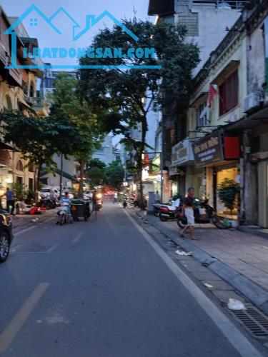 BÁN CĂN TẬP THỂ PHỐ HOÈ NHAI 45M2, XÂY 2,5 TẦNG, 3 NGỦ , 2 PHỤ . SỔ ĐỎ CC. GIÁ 10 TỶ