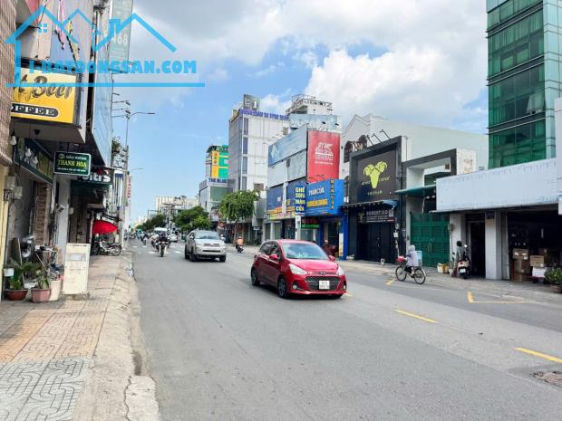 Bán nhà Mặt tiền Cách Mạng Tháng 8, gần Lý Thường Kiệt, 4x20m, 3 Tầng, 4PN, chỉ 17,9 Tỷ.