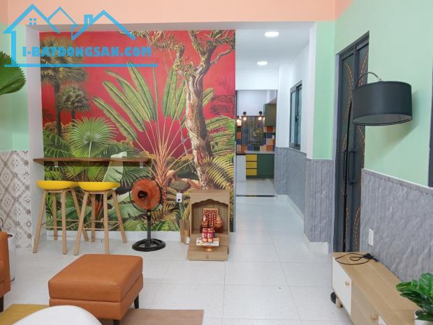 Nhà Ngang 4m nở hâu 5m, đường Huỳnh Tấn Phát, Quận 7, giá 5.7 tỷ