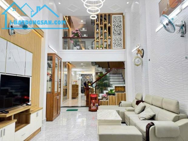 NGỘP BANK chỉ 10 tỷ xíu có nhà 5 tầng HXH 1 trục Quang Trung 88m2 có T.máy gần Emart 2.