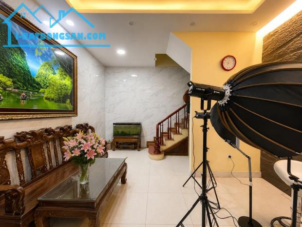 Nhà HÀO NAM 40m2 x 4 tầng đẹp, ngõ thông sát phố, mặt tiền 5m, chỉ 10 tỷ