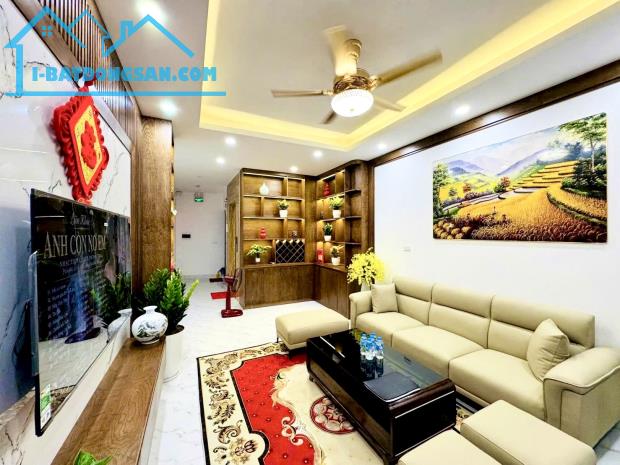 Hiếm! Nhà cực đẹp 42m2x7T thang máy. Full nội thất, cách mặt phố 25m phố Hoàng Quốc Việt.