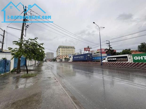 Bán Nhà + Kho Xưởng, Mặt tiền Độc Lập, P.Dĩ An, 1900m2 (24x81m), 4 Tầng, chỉ 32 Tỷ.