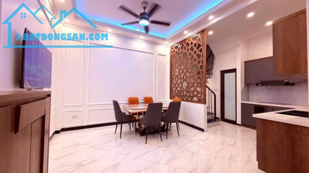 NHÀ ĐẸP Ở NGAY, Hoàng Hoa Thám – Ba Đình 30m2, 5 tầng, MT 4m.
