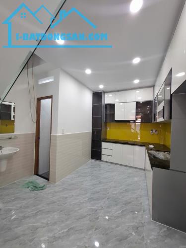 Nhà siêu phẩm Lạc Long Quân 3 tầng, nhà gần hẻm xe hơi, 44m, khu VIP Tân Bình chỉ 5.x tỷ,