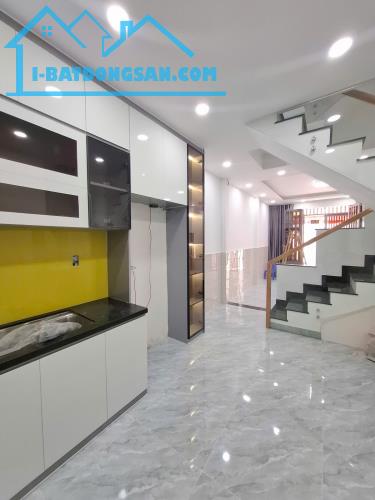 Nhà siêu phẩm Lạc Long Quân 3 tầng, nhà gần hẻm xe hơi, 44m, khu VIP Tân Bình chỉ 5.x tỷ,