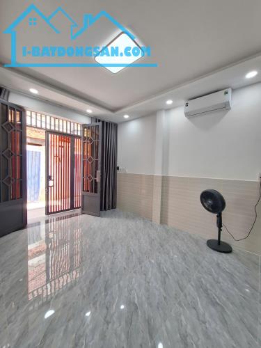 Nhà siêu phẩm Lạc Long Quân 3 tầng, nhà gần hẻm xe hơi, 44m, khu VIP Tân Bình chỉ 5.x tỷ,