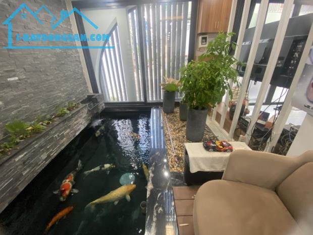 Bán gấp biệt thự mini Quận Phú Nhuận - Ngang lớn bề thế 7.5m - 5 tầng thang máy Hồ cá KOI