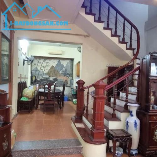 50m2, giá 12.9 tỷ, mặt tiền 5.5m, đường Hoàng Văn Thái, MẶT TIỀN RỘNG, nhà bề thế cao tầng