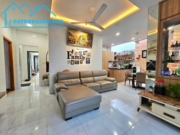 Bán nhà hạ 5 tỷ, HXH Nguyễn Thái Bình, Phường Bảy Hiền, TPHCM, 240m2, 4 tầng, sát mặt tiền