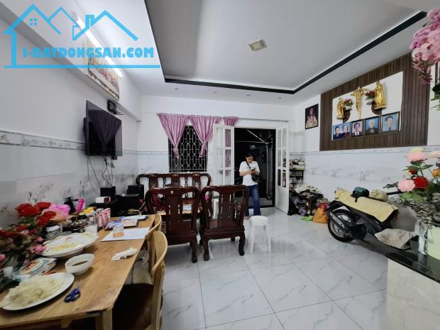 Bán gấp nhà Tân Kỳ Tân Quý, 36m², 3PN, hẻm 4.5m, 1 căn ra mặt tiền, chỉ 4.2 tỷ. Siêu hiếm.