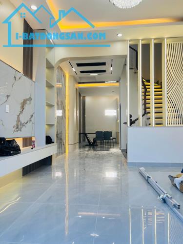 NHÀ ĐẸP 4 TẦNG – 4PN – DỌN VÀO Ở NGAY – GẦN CHỢ PHÚ XUÂN, NHÀ BÈ
